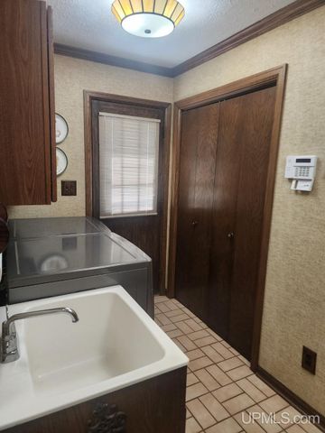 1005 Eleventh Avenue, Houghton, MI 49931