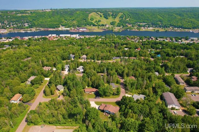 1005 Eleventh Avenue, Houghton, MI 49931