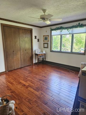 1005 Eleventh Avenue, Houghton, MI 49931