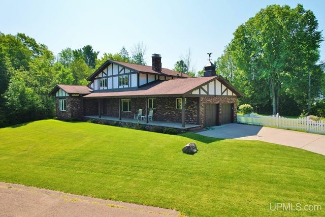 1005 Eleventh Avenue, Houghton, MI 49931