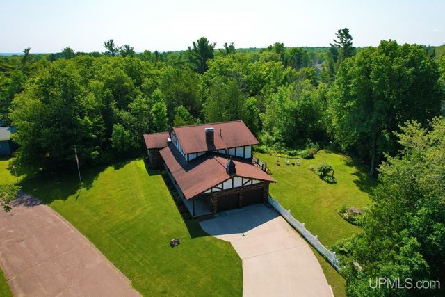 1005 Eleventh Avenue, Houghton, MI 49931