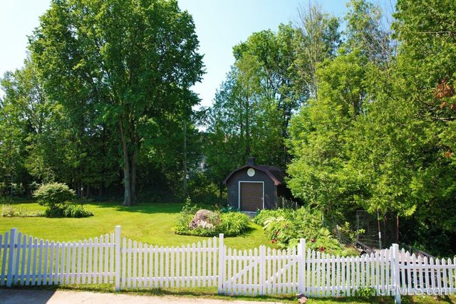 1005 Eleventh Avenue, Houghton, MI 49931