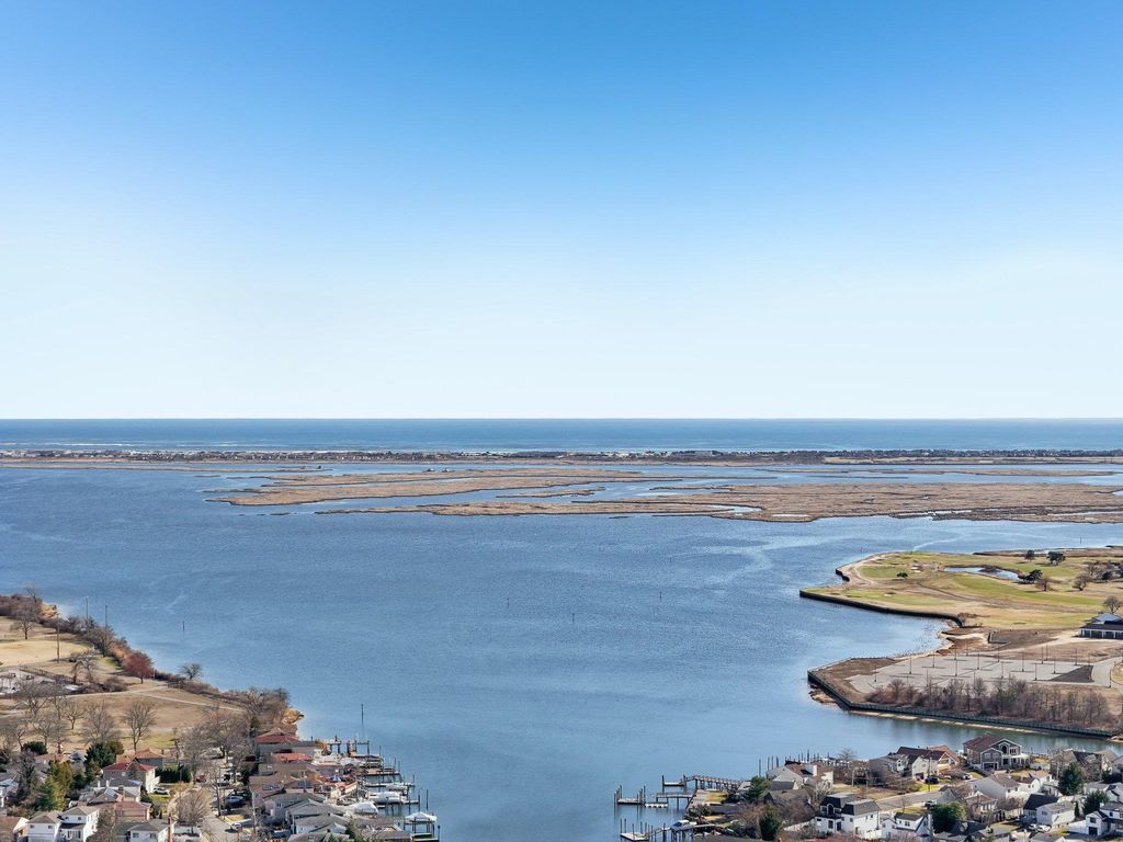 652 Arthur Street, Baldwin Harbor, NY 11510