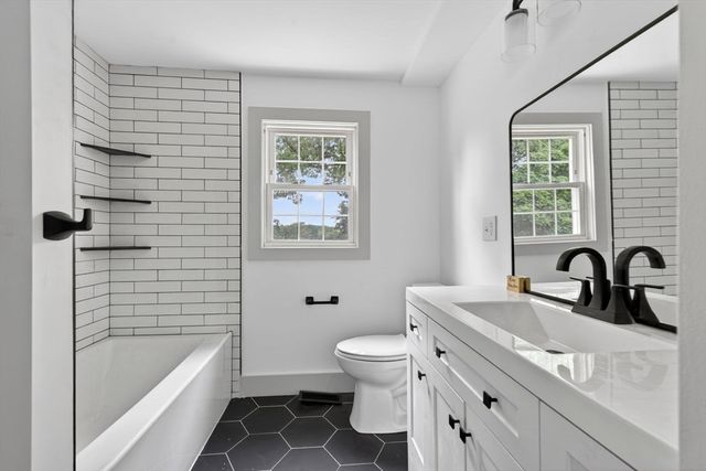 8 Bartlett St, Peabody, MA 01960