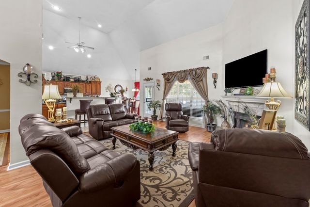 1567 SISKIN DR, Cordova, TN 38016