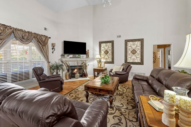 1567 SISKIN DR, Cordova, TN 38016