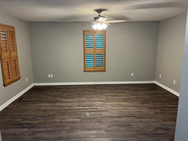 890 Locust Dr, Clarksville, TN 37040