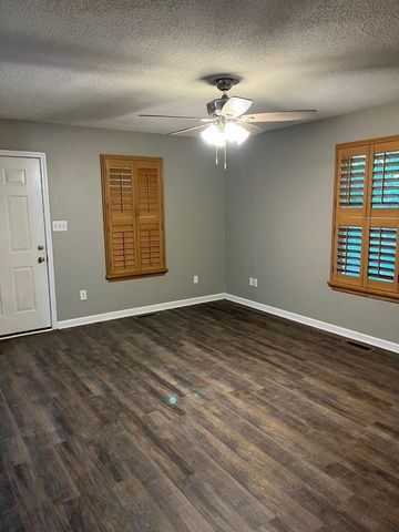 890 Locust Dr, Clarksville, TN 37040