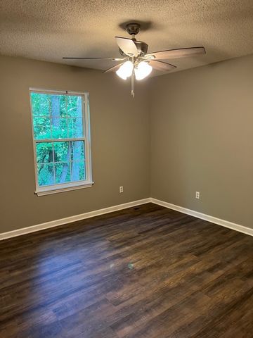 890 Locust Dr, Clarksville, TN 37040