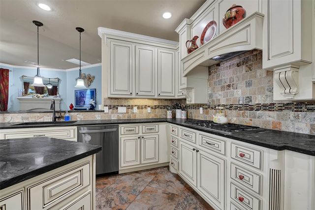 1110 Parkers Creek Lane, Friendswood, TX 77546