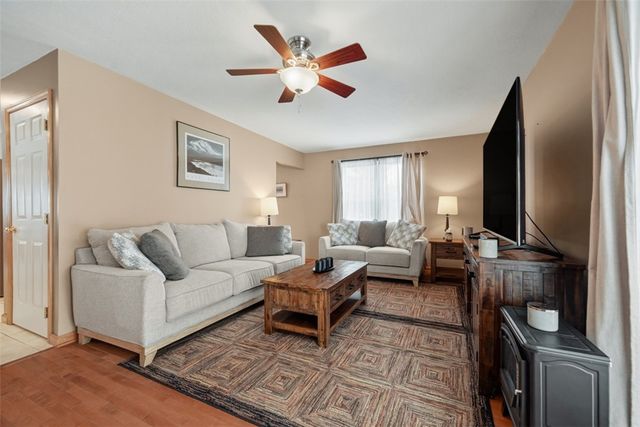 111 Greenhill Rd, Ross Twp, PA 15237