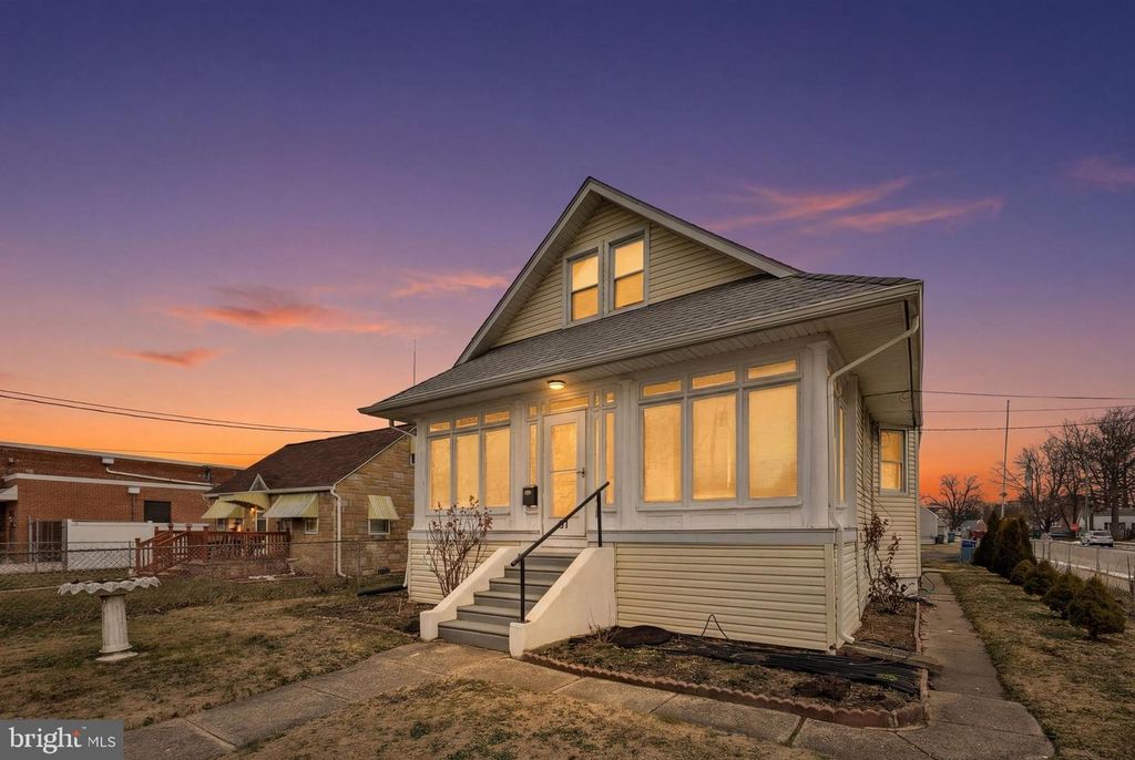 61 S MAPLE AVE, Maple Shade, NJ 08052