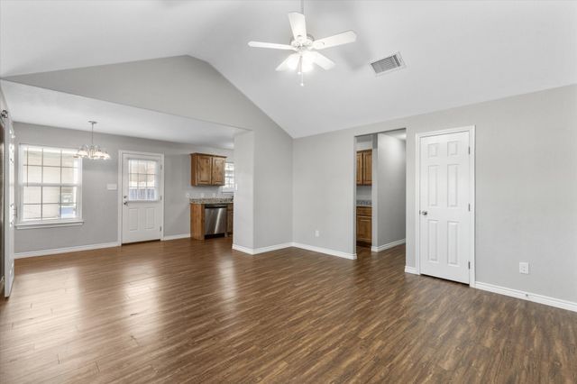 1512 N Anglin Street, Cleburne, TX 76031