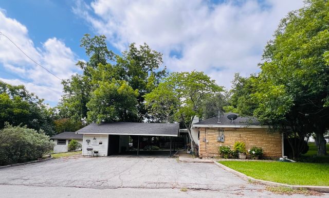 804 N Elm Street, Comanche, TX 76442