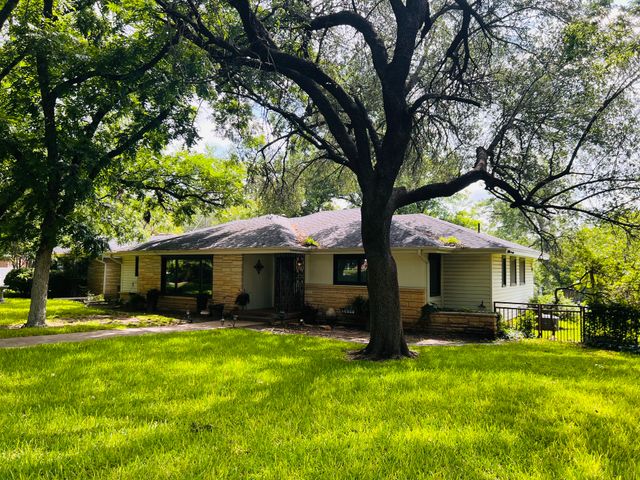 804 N Elm Street, Comanche, TX 76442