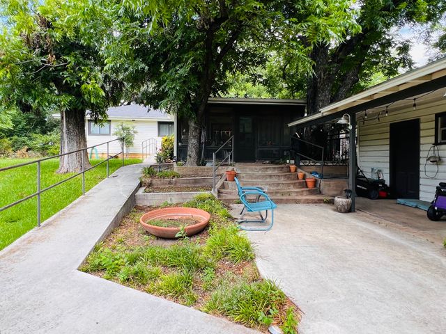 804 N Elm Street, Comanche, TX 76442