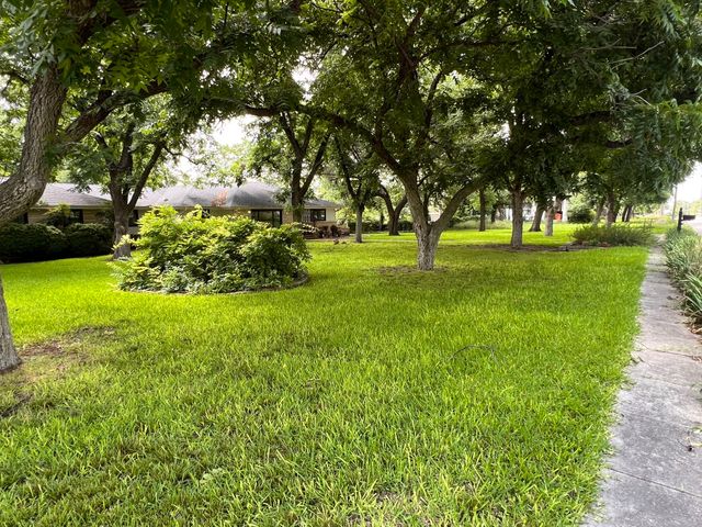 804 N Elm Street, Comanche, TX 76442