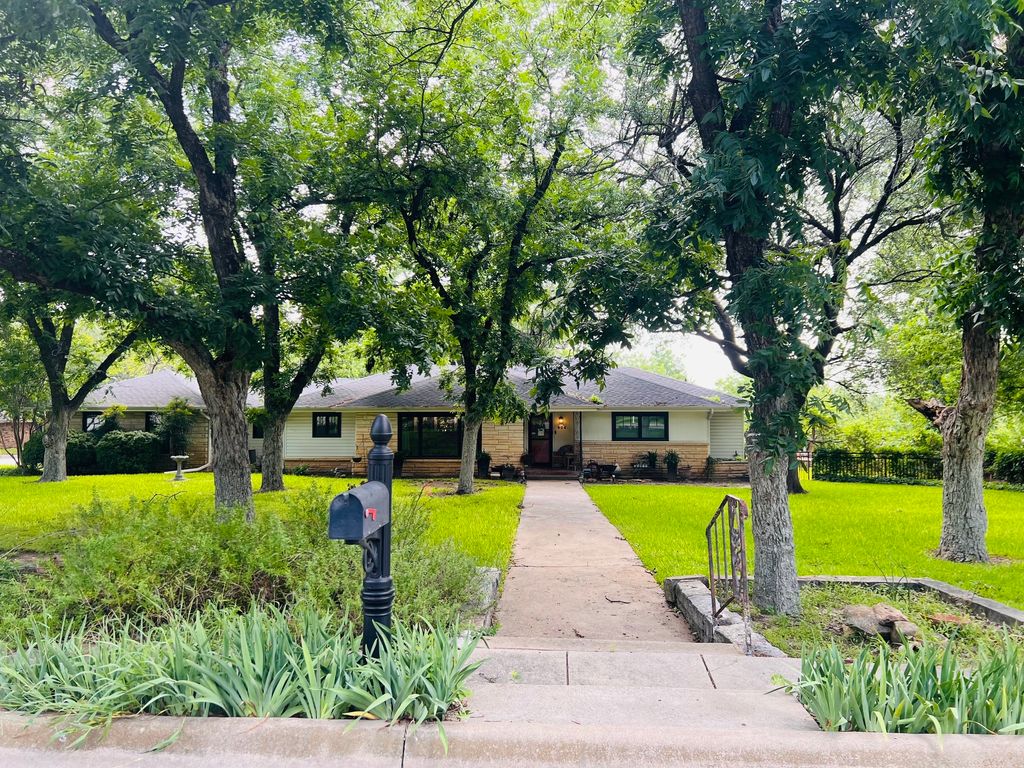 804 N Elm Street, Comanche, TX 76442
