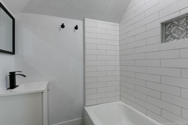 224 E Rische, San Antonio, TX 78204