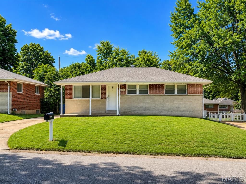 1154 Reale Avenue, St Louis, MO 63138