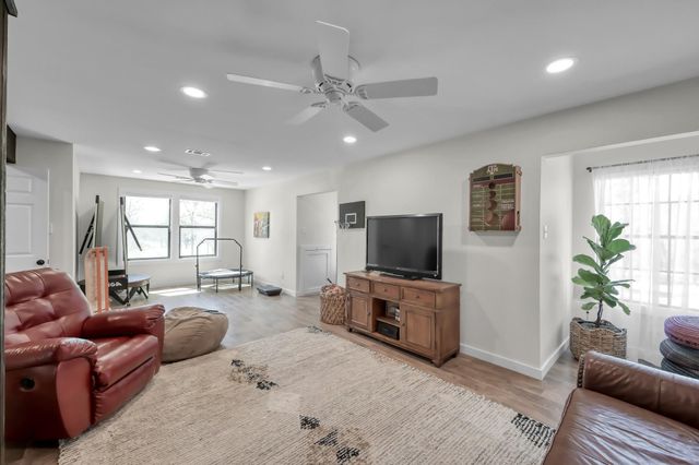 14 Mills Lane, Richards, TX 77873