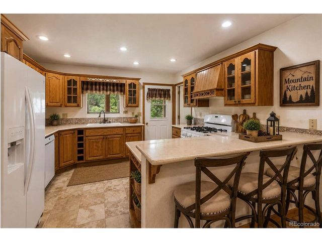 2401 Lakemoor Dr, Florissant, CO 80816