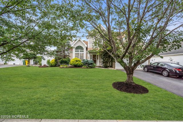 42 Crown Circle, Lakewood, NJ 08701