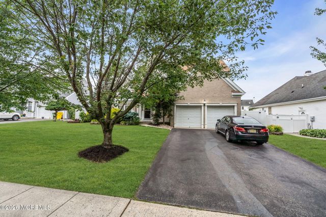 42 Crown Circle, Lakewood, NJ 08701