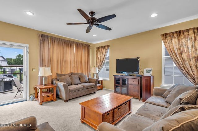 42 Crown Circle, Lakewood, NJ 08701