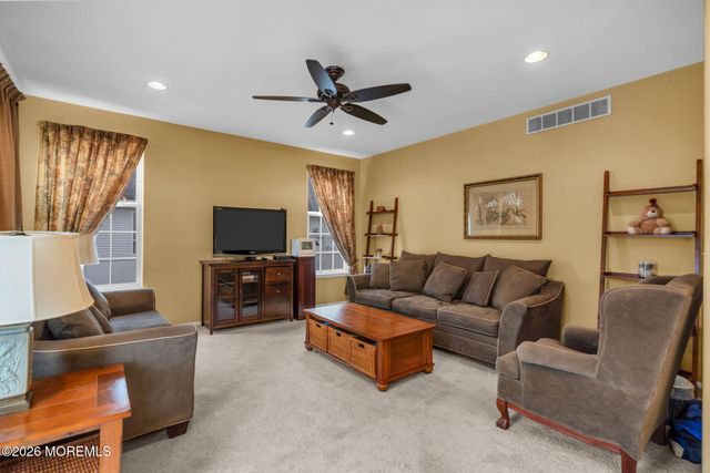 42 Crown Circle, Lakewood, NJ 08701