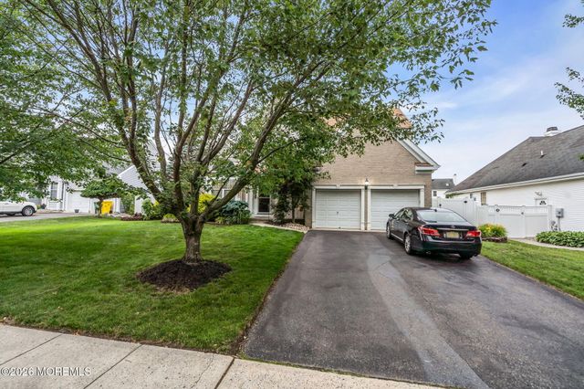 42 Crown Circle, Lakewood, NJ 08701