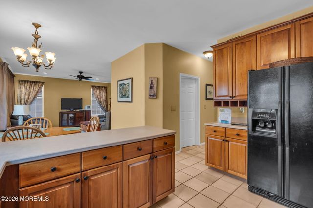 42 Crown Circle, Lakewood, NJ 08701