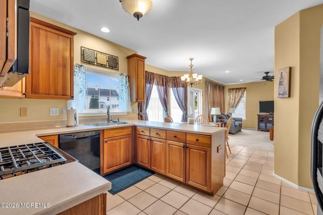 42 Crown Circle, Lakewood, NJ 08701