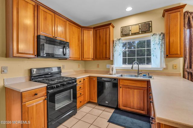 42 Crown Circle, Lakewood, NJ 08701