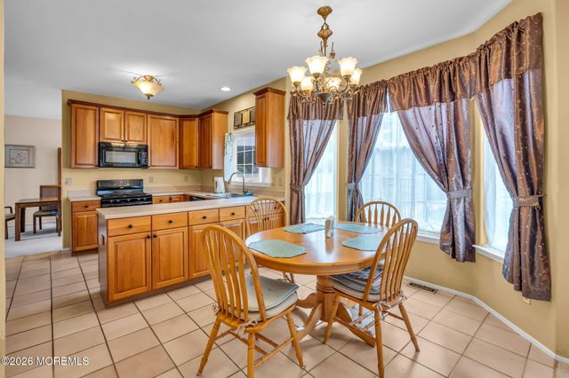 42 Crown Circle, Lakewood, NJ 08701