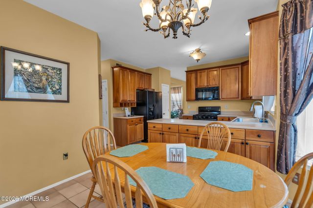 42 Crown Circle, Lakewood, NJ 08701