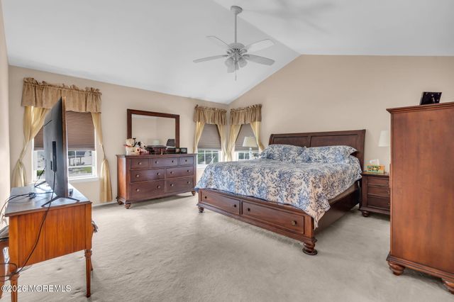 42 Crown Circle, Lakewood, NJ 08701