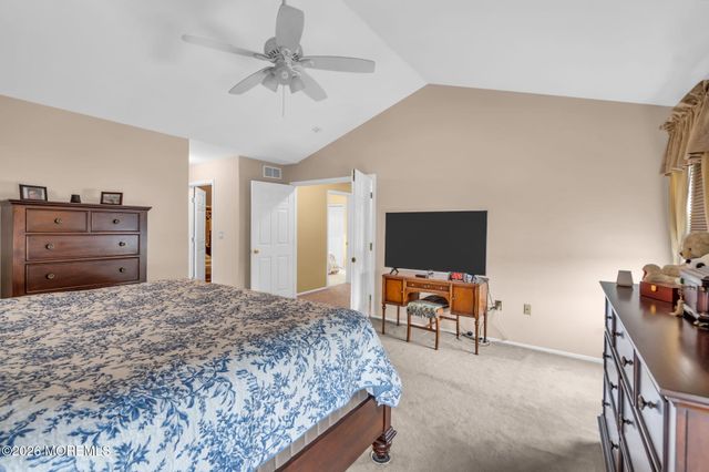 42 Crown Circle, Lakewood, NJ 08701