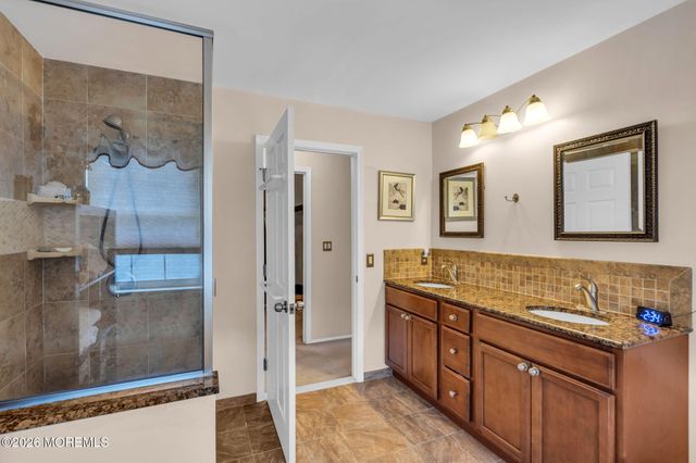 42 Crown Circle, Lakewood, NJ 08701
