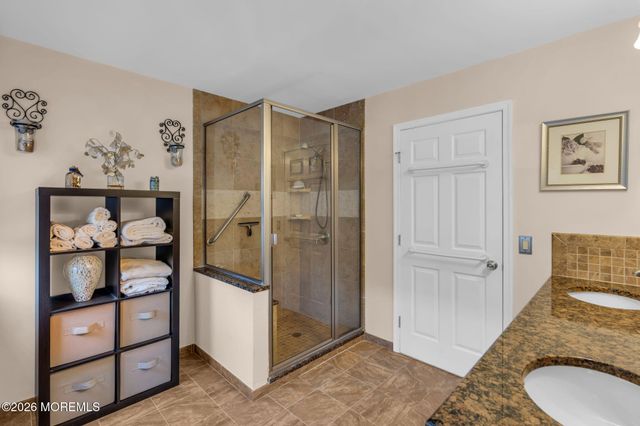 42 Crown Circle, Lakewood, NJ 08701