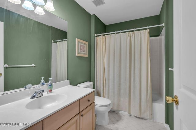 42 Crown Circle, Lakewood, NJ 08701