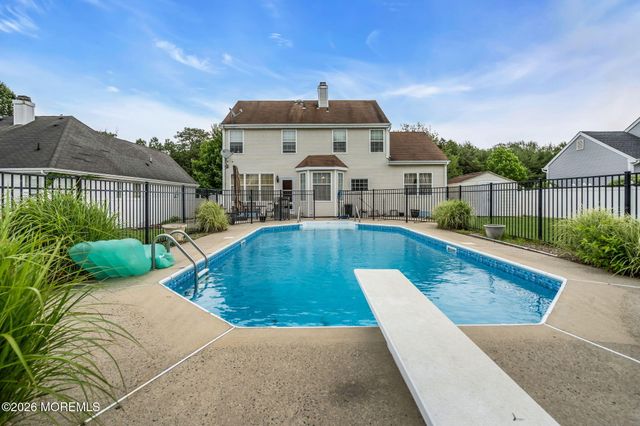 42 Crown Circle, Lakewood, NJ 08701