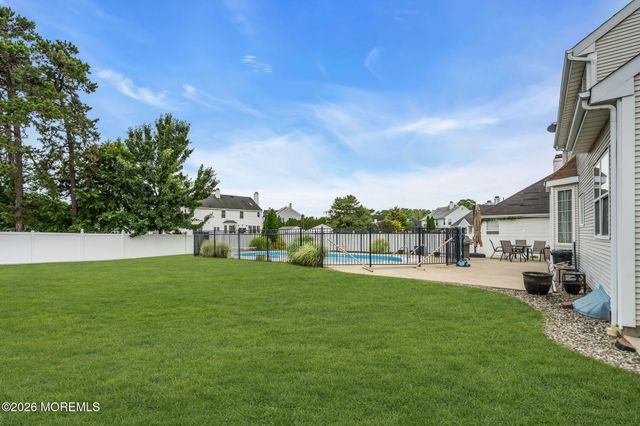 42 Crown Circle, Lakewood, NJ 08701