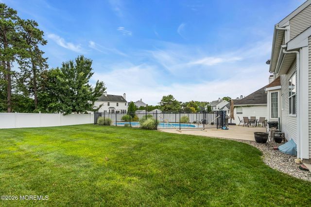 42 Crown Circle, Lakewood, NJ 08701