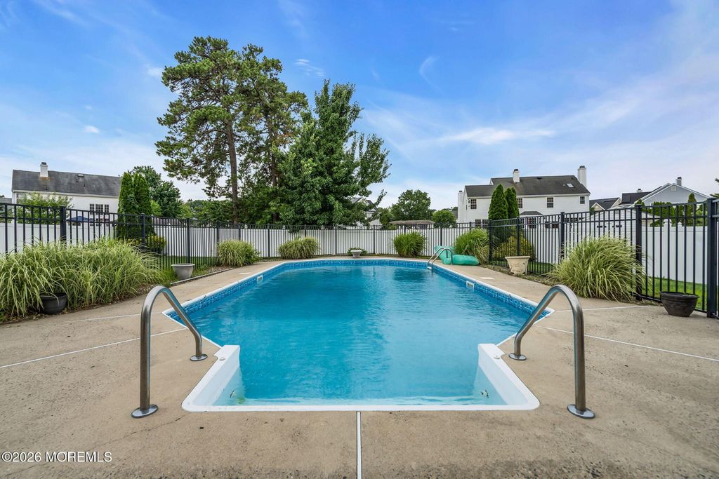 42 Crown Circle, Lakewood, NJ 08701
