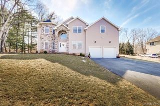 5 Fant Farm Lane, Montebello, NY 10901