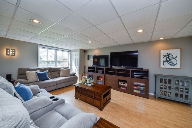 323 Fairmont Court, St. Charles, IL 60175
