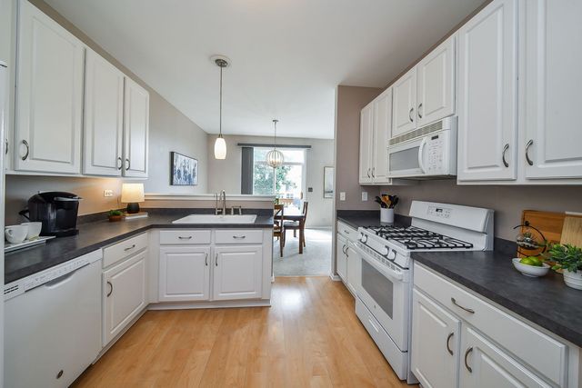 323 Fairmont Court, St. Charles, IL 60175
