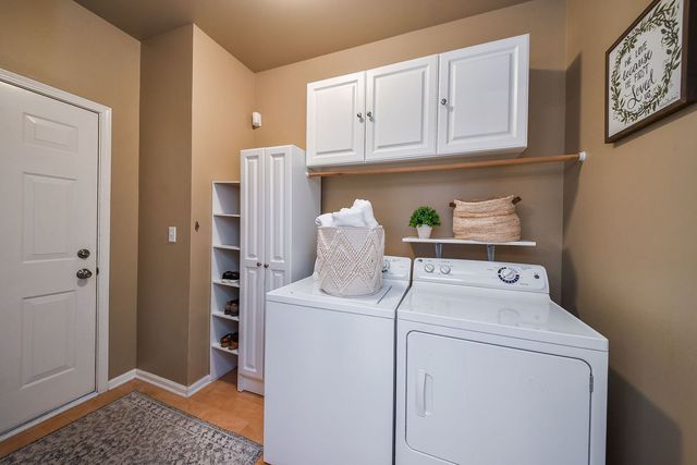 323 Fairmont Court, St. Charles, IL 60175