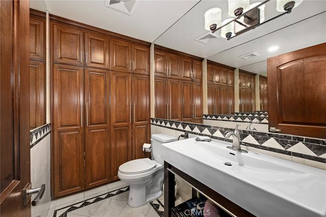 10610 Oak Tree Way, Sunland, CA 91040